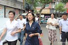 向艳艳到朝阳社区开展“谈心谈话”活动
