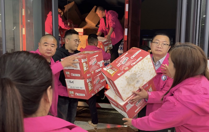 武陵区统一战线成员为石门县受灾群众捐款捐物